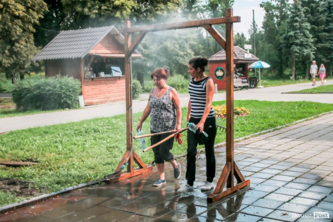 Стир, фонтани і вуличні душі: як у Луцьку рятуються від спеки. ФОТО