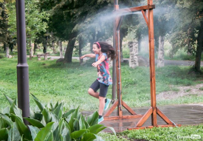 Стир, фонтани і вуличні душі: як у Луцьку рятуються від спеки. ФОТО