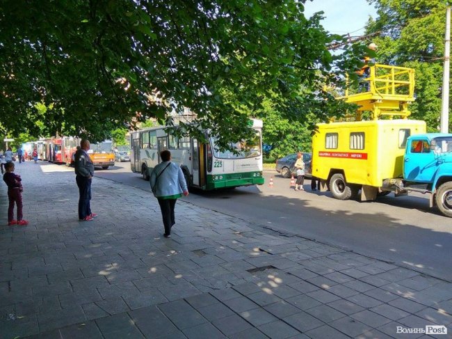 У Луцьку - затор з тролейбусів