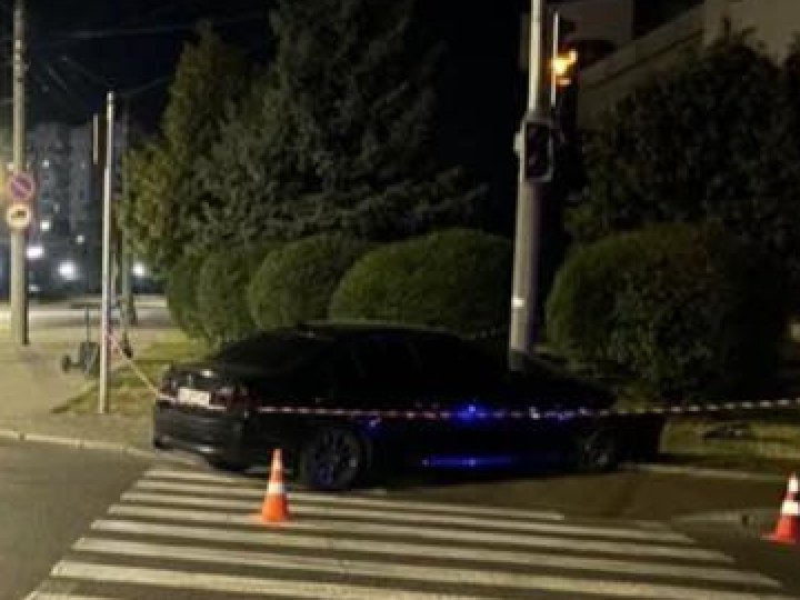 У Луцьку водій втаранився у світлофор. ФОТО