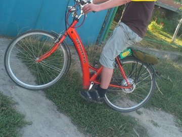 У центрі Луцька в жінки вкрали електровелосипед