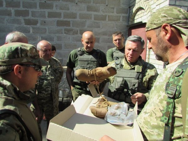 Делегація з Луцька відвідала лучан та волинян, які служать в зоні АТО. ФОТО