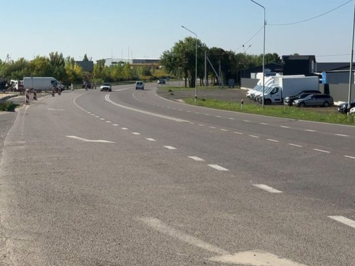 «Перейти дорогу нереально, машини не їздять – літають»: у Струмівці під Луцьком облаштовують зупинки та  «зебри»