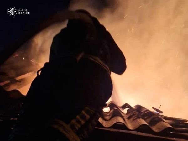На Волині горіли дві господарські будівлі