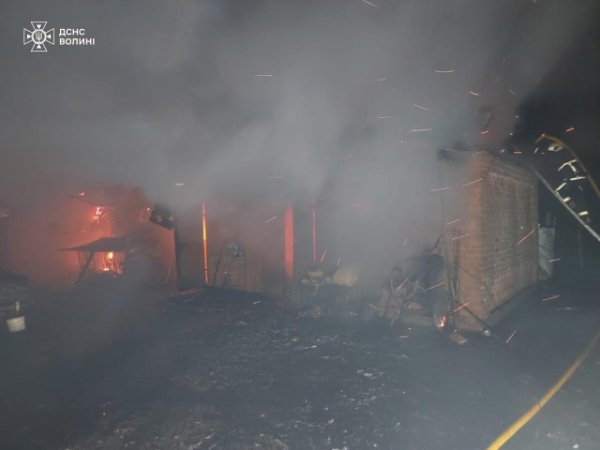 На Волині горіли дві господарські будівлі