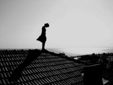 У Києві 20-річна дівчина стрибнула з даху багатоповерхівки