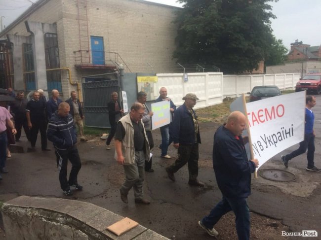 Протест у Луцьку: працівники заводу перекрили вулицю. ФОТО. ВІДЕО. 