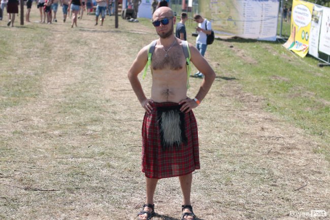 Рожеве волосся і чоловіки у спідницях: яскраві люди на «Бандерштаті». ФОТО 