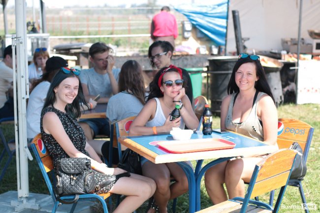 Рожеве волосся і чоловіки у спідницях: яскраві люди на «Бандерштаті». ФОТО 