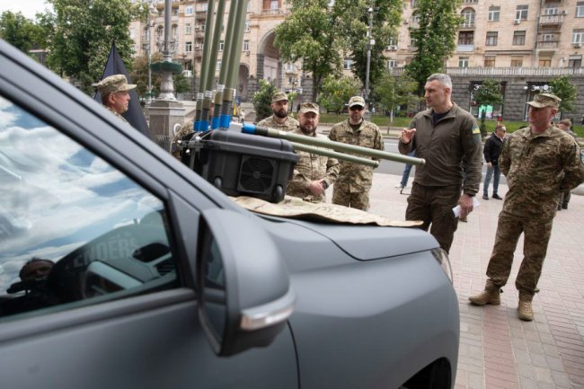 Авто, системи РЕБ, антени, - Кличко передав від киян допомогу для захисників на Сході 