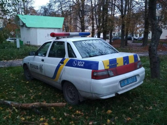 «Автохами» в погонах: поліцейські припаркувалися просто на газоні