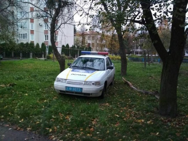 «Автохами» в погонах: поліцейські припаркувалися просто на газоні