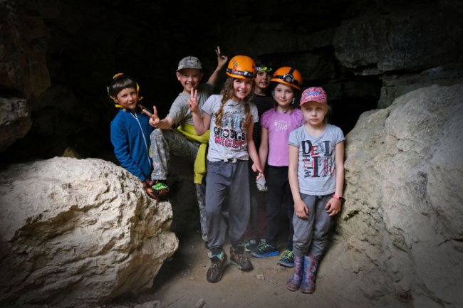 Рятувальні роботи в печерах, високі скелі і тролеї: тренер з Луцька влаштував екстремальний табір для дітей і дорослих