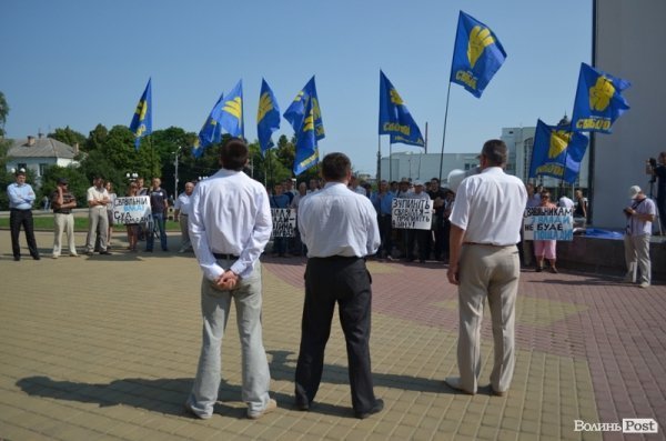 У Луцьку пікетували облдержадміністрацію: підтримували «повстанців Врадіївки». ФОТО