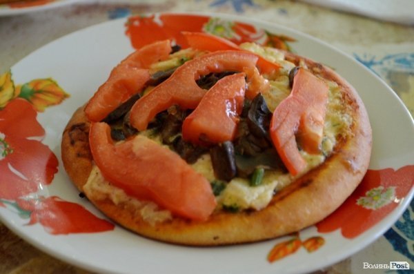 Піца з сиром, грибами, куркою і помідорами