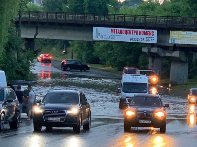 Вийти сухим із води неможливо: у Луцьку затопило одну із вулиць. ФОТО