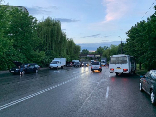 Вийти сухим із води неможливо: у Луцьку затопило одну із вулиць. ФОТО