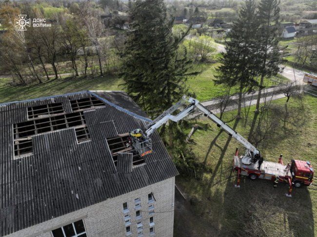 Негода на Волині позривала дахи та вирвала з корінням дерево. ДЕТАЛІ