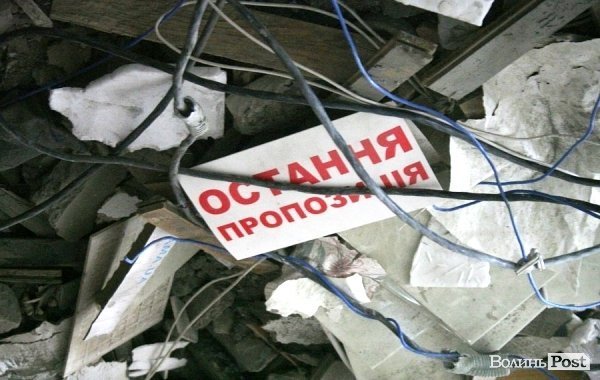 Обвал зсередини: з магазину вигрібають уламки стін і виносять товар