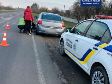 Волинські патрульні допомогли водійці замінити шину в автомобілі
