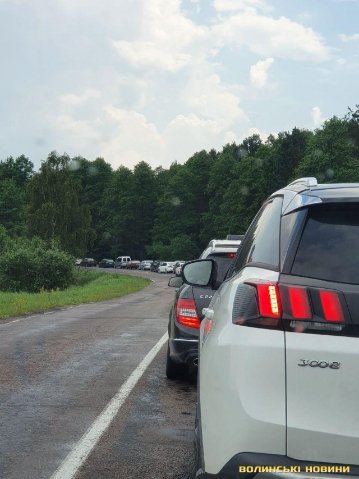 Через аварію дорогою зі Світязю утворився затор на декілька кілометрів. ФОТО