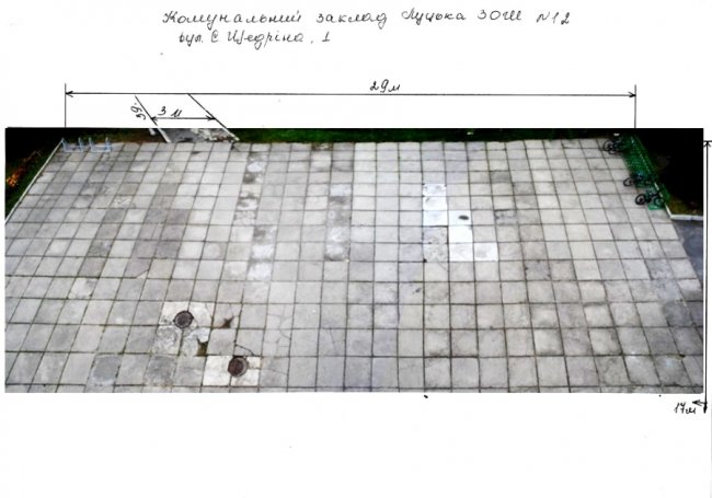 У Луцьку просять викласти бруківку перед школою