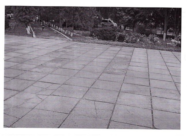 У Луцьку просять викласти бруківку перед школою