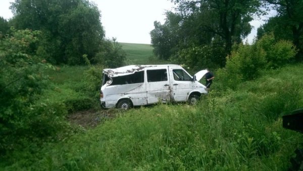На Волині через вибоїни на дорозі перекинувся автомобіль. ФОТО