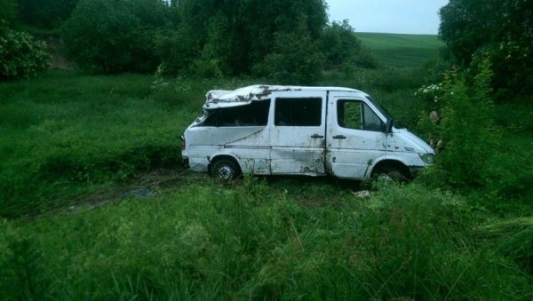 На Волині через вибоїни на дорозі перекинувся автомобіль. ФОТО