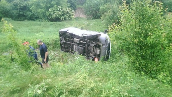 На Волині через вибоїни на дорозі перекинувся автомобіль. ФОТО