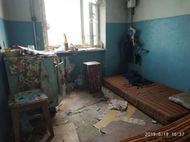 У Луцьку чоловік закидав сміттям власну квартиру. ФОТО