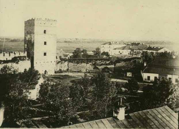 Не такий, як тепер: зруйнований Луцький замок на ретросвітлинах