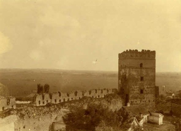 Не такий, як тепер: зруйнований Луцький замок на ретросвітлинах
