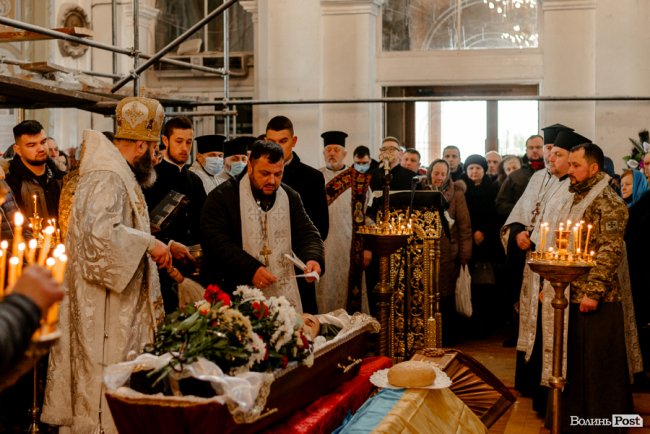 «Вивільнюємося ціною життя Героїв»: у Луцьку попрощалися із Владиславом Недільком. ФОТО