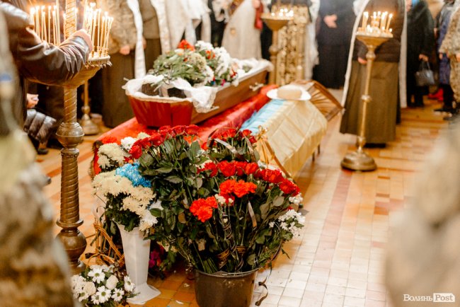 «Вивільнюємося ціною життя Героїв»: у Луцьку попрощалися із Владиславом Недільком. ФОТО