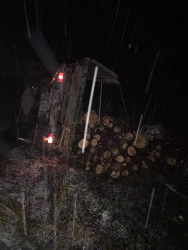 На Волині перекинулася вантажівка з колодами. ФОТО