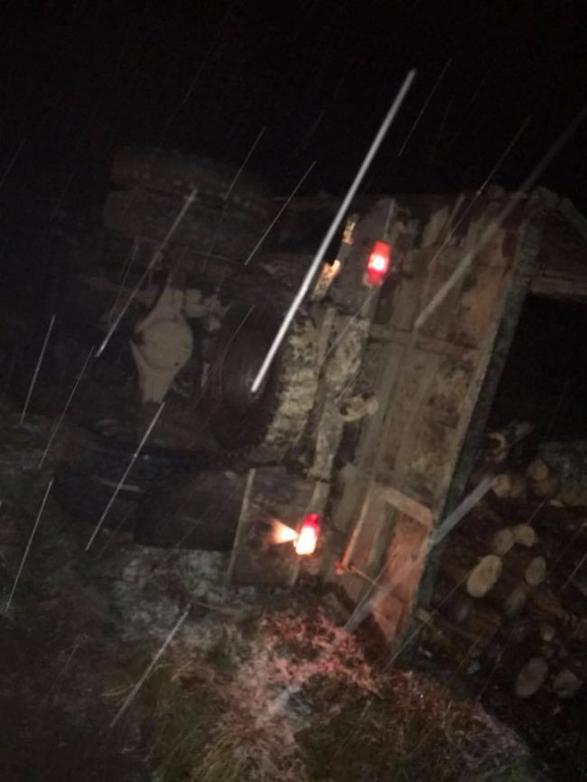 На Волині перекинулася вантажівка з колодами. ФОТО