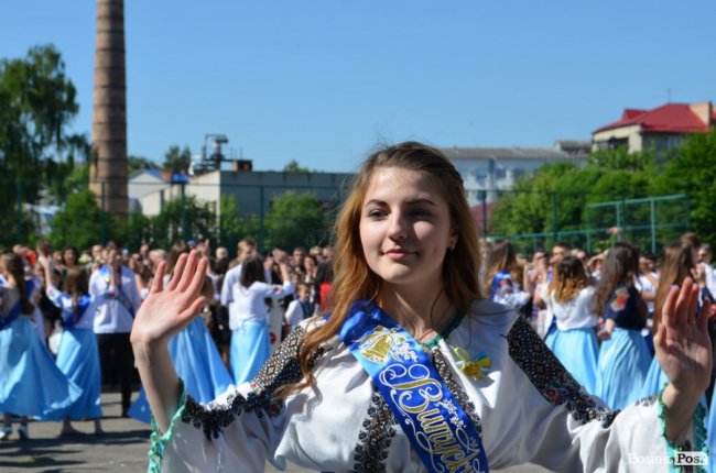 Школо, прощай: у луцькій школі №9 пролунав останній дзвоник. ФОТО