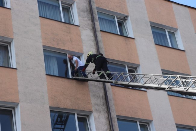 На Волині пожежники гасили «палаючий» готель та «рятували» людину. ФОТО