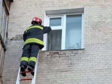 У Луцьку із зачиненої квартири визволили пенсіонерку
