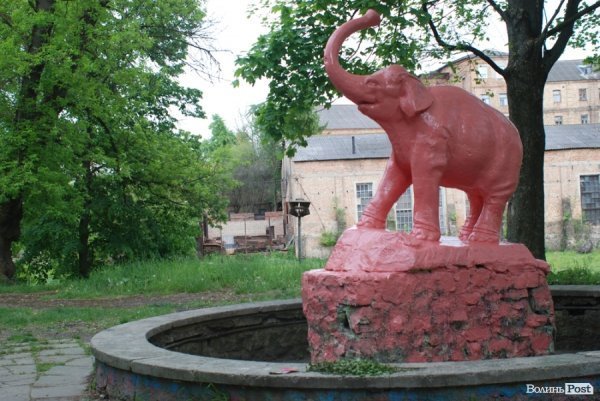 Луцького Слоника перефарбували. ФОТО