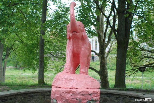 Луцького Слоника перефарбували. ФОТО