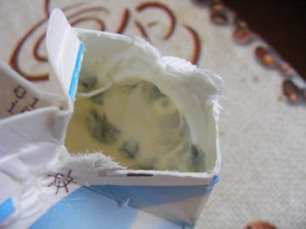 В луцькому гіпермаркеті лучанка придбала дитині кефір з пліснявою. ФОТО