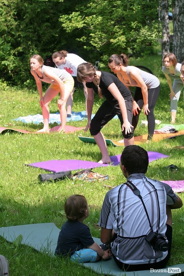 Масовий сеанс йоги у Луцьку. ФОТО