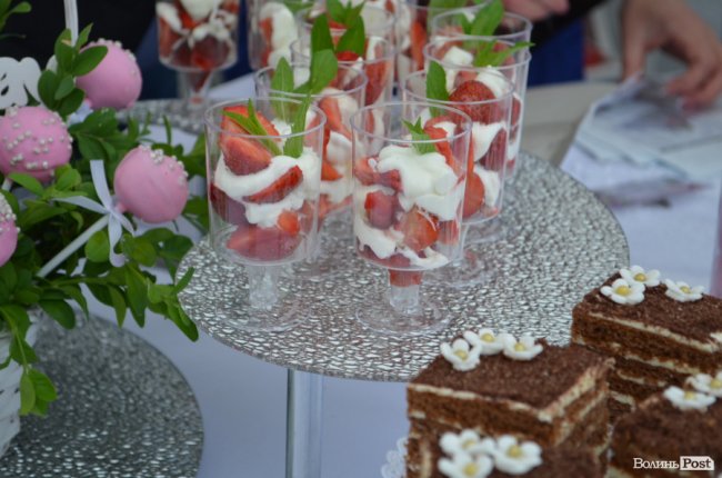 Від мініатюрних тістечок до величезних гойдалок: у центрі Луцька – свято професійної освіти. ФОТО