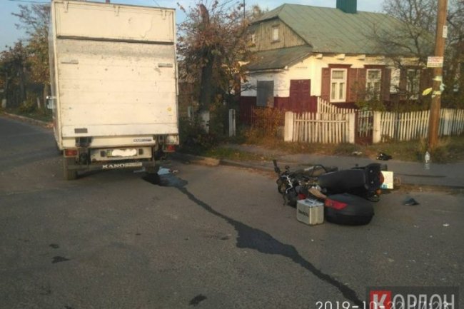 У місті на Волині зіткнулись вантажівка та мотоцикліст: водій останнього – у лікарні