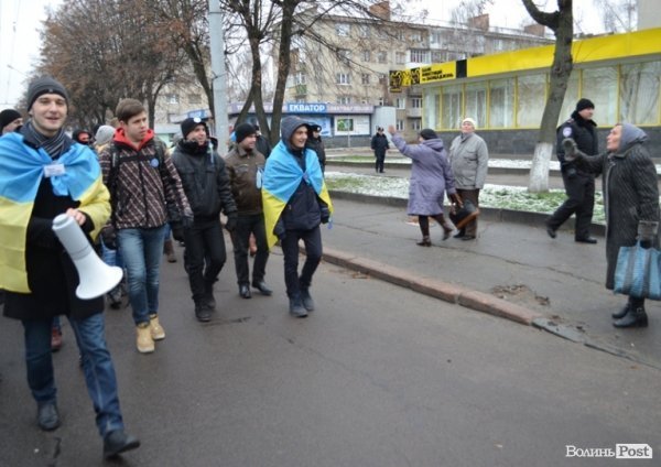 Луцькі студенти влаштували марш і вимагали у депутатів підтримати європейський вибір. ФОТО