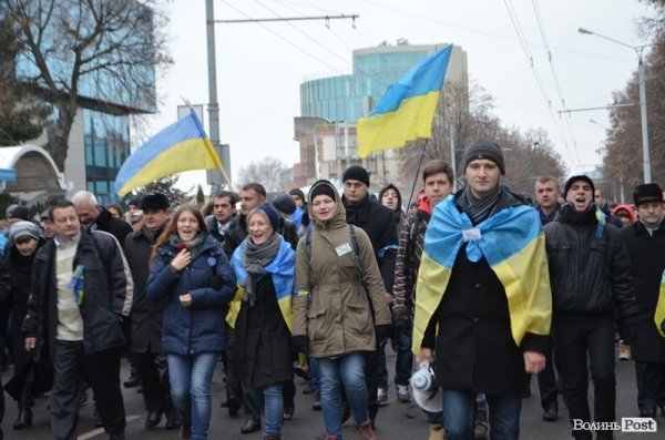 Луцькі студенти влаштували марш і вимагали у депутатів підтримати європейський вибір. ФОТО