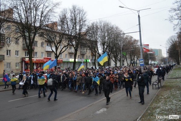 Луцькі студенти влаштували марш і вимагали у депутатів підтримати європейський вибір. ФОТО