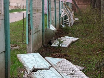 У Ківерцях зловмисники розтрощили паркан у дитячому садочку. ФОТО